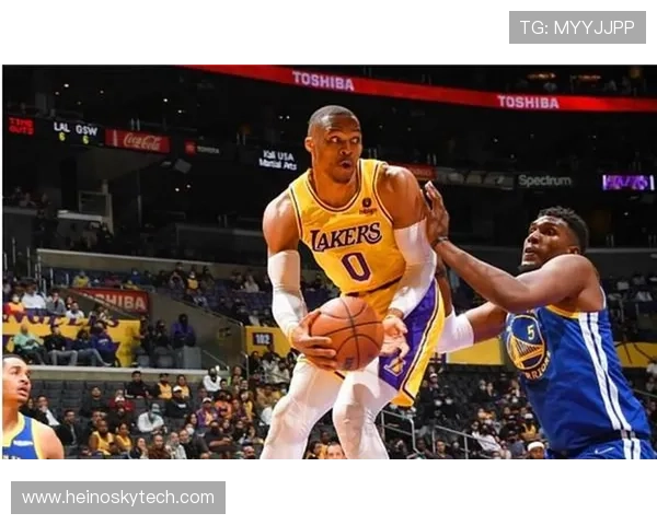 文班在季前赛频繁失误米奇称其为尝试新打法与阵容磨合的必要过程